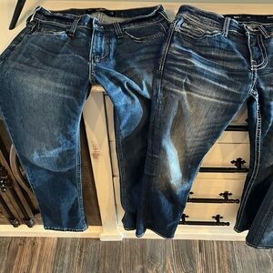 Lot of 4 pairs of blue jeans. Hollister and Buckle brands. All like new.